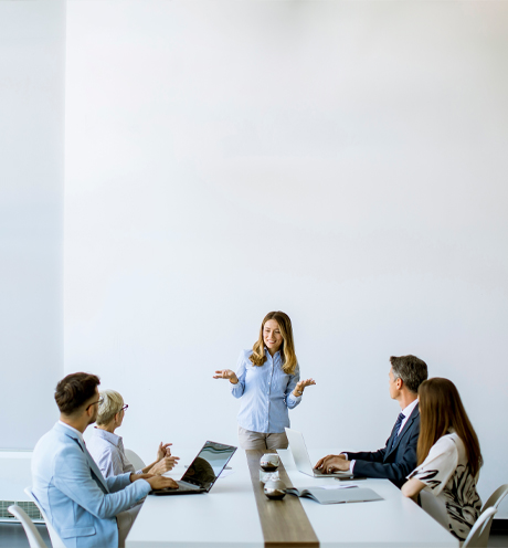 5 personas en una reunión