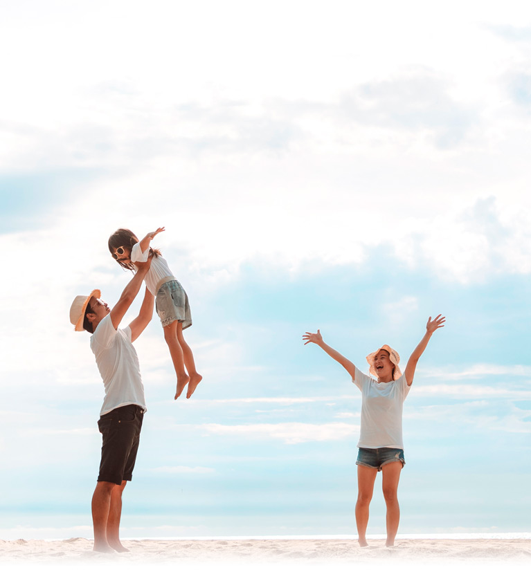 Familia compartiendo en la playa.