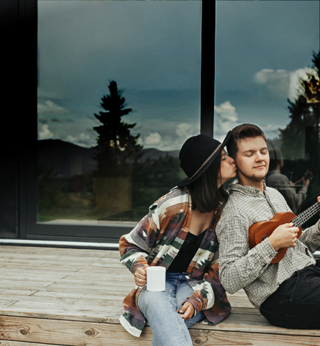Pareja tocando guitarra