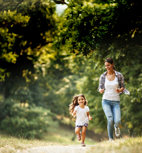 mama e hija corriendo en el parque