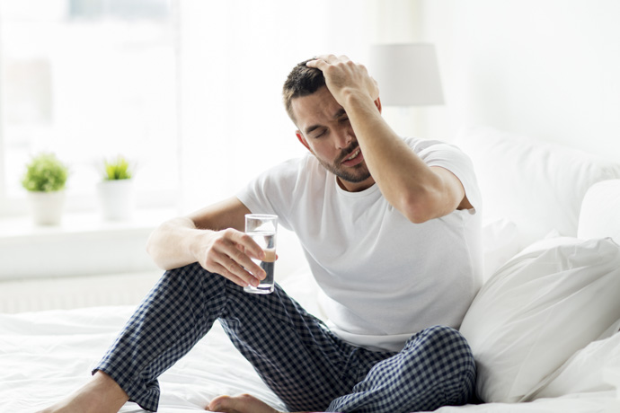 Hombre deshidratado toma agua