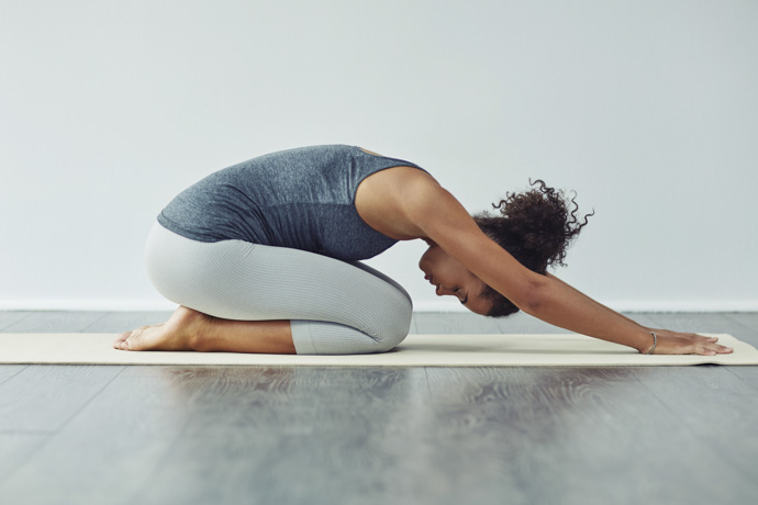 Mujer haciendo ejercicios de yoga
