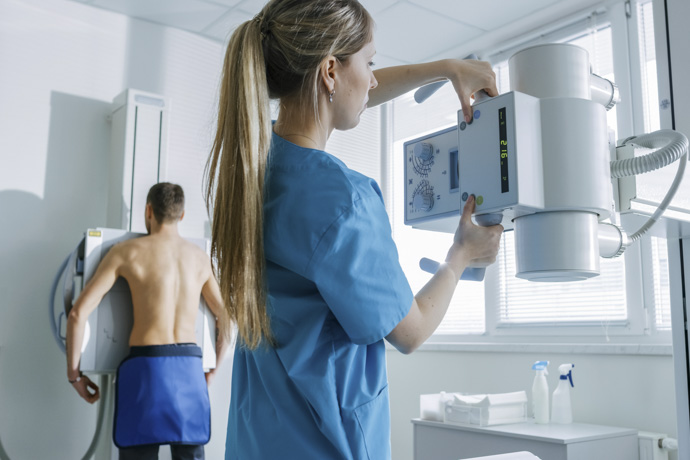 Médico analiza a paciente por dolor en costado derecho