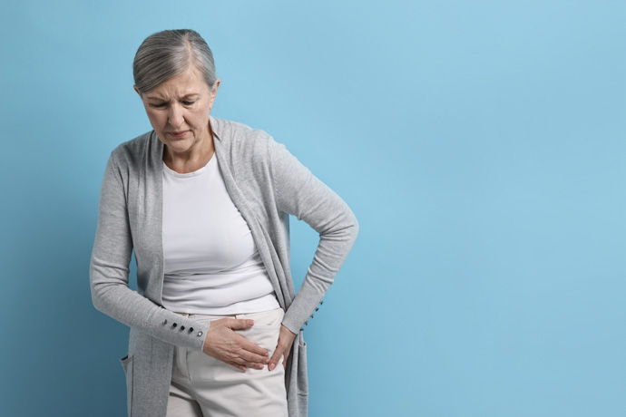 Mujer con dolor en los muslos en reposo.