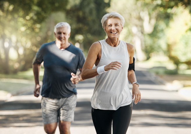 Personas mayores corriendo