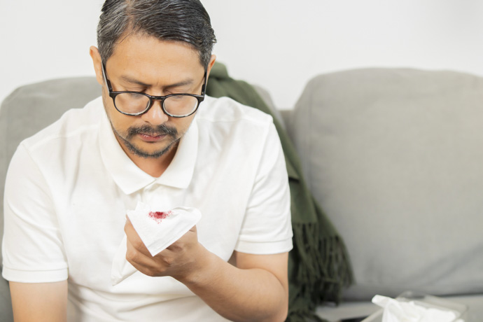 Hombre con problemas de salud escupe mucosa con sangre