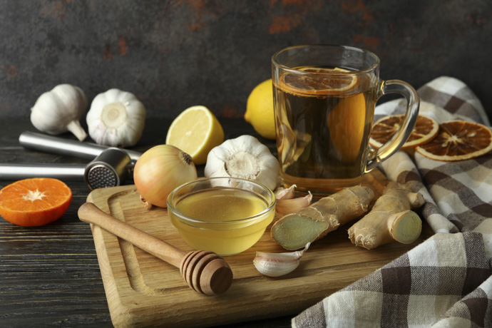 Persona preparando expectorante casero