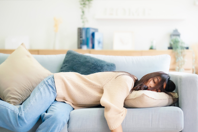 Mujer durmiendo en el sofá