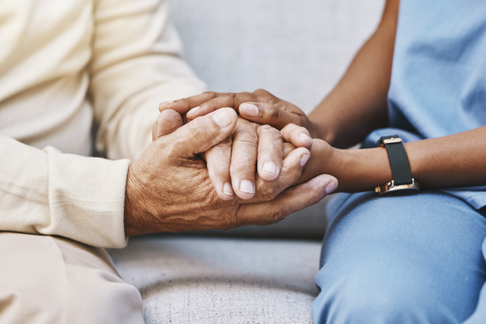 Enfermera cuidando adulto mayor