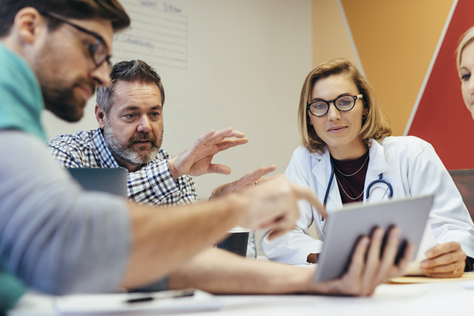 Médicos hablan con experto en ciberseguridad