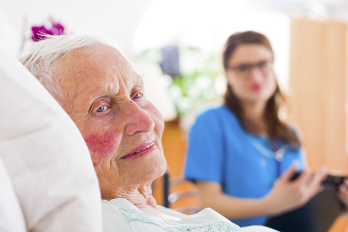 mujer con Alzheimer es atendida por enfermera