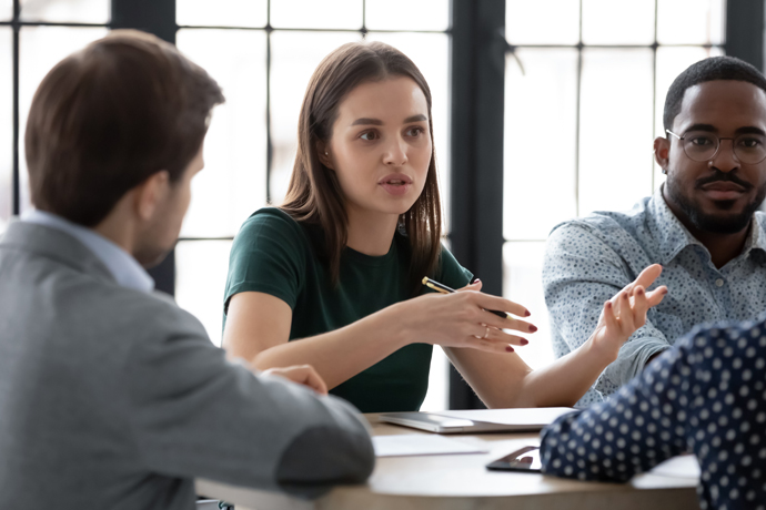 Equipo diverso de negocios en una reunión