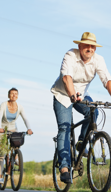 Pareja senior disfrutando de un paseo en bicicleta.