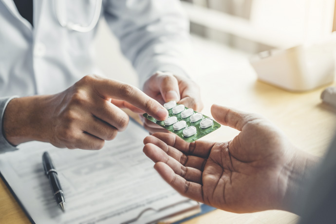 Doctor recomendando tratamiento para las lombrices en adultos.