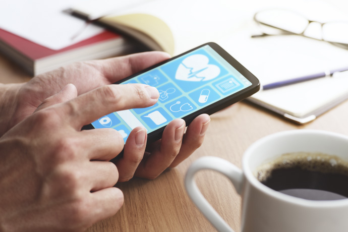 Hombre utiliza aplicación de salud digital