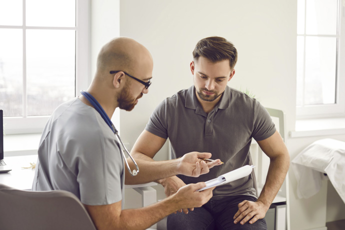 hombre recibe diagnóstico de testosterona alta