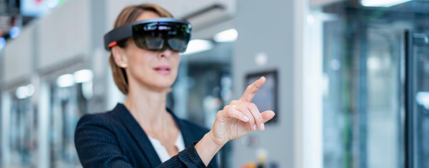 mujer probando realidad virtual