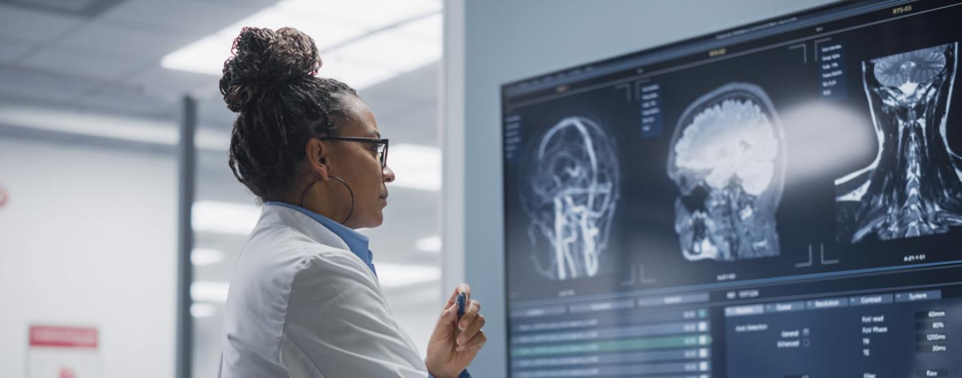 Mujer realiza investigaciones sobre la neurociencia y las neuroventas