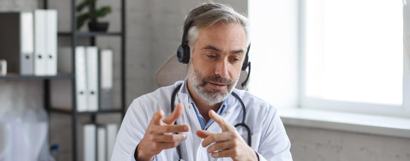Un doctor atendiendo a un paciente a través de la telemedicina.