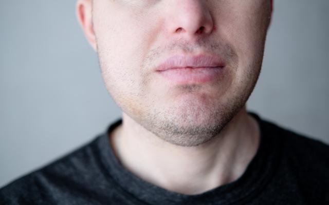 Hombre al que le salen las muelas del juicio.