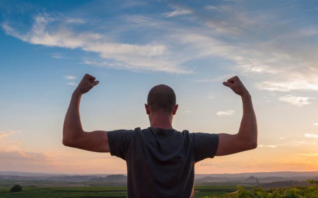 Hombre que muestra cómo aumentar la testosterona de forma natural.