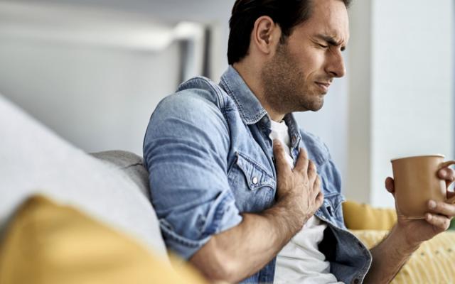 Hombre siente pinchazos en el pecho