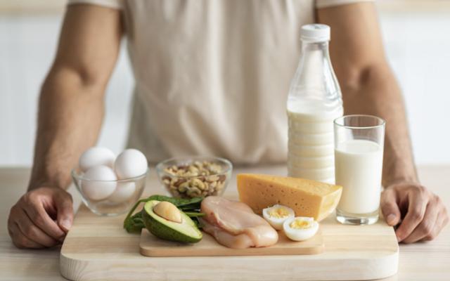 Hombre explica cómo es una dieta rica en proteínas