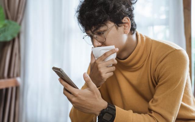 Hombre joven preocupado porque tiene expectoración con sangre 