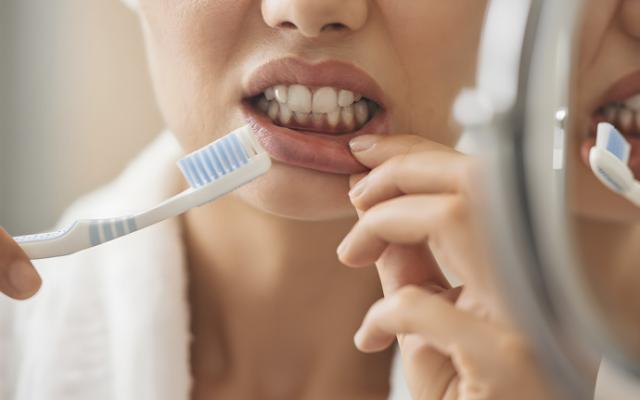 Cómo detener una hemorragia dental en casa