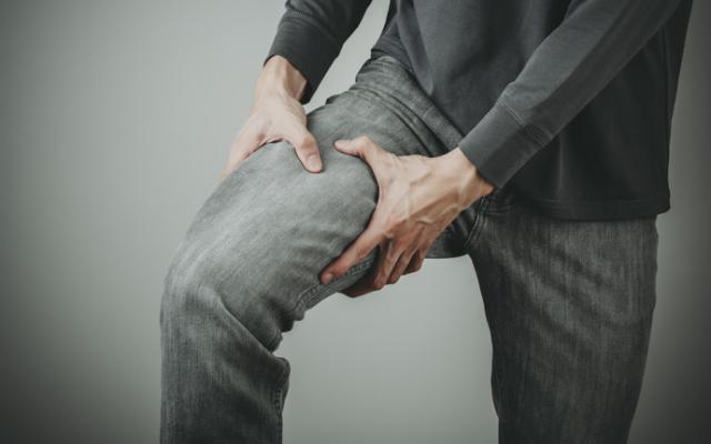 Ejemplo de dolor en los muslos en reposo.