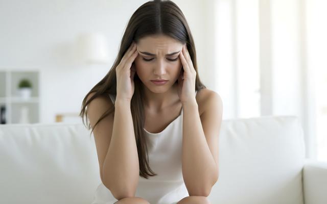 Malestar físico y presión ocular causados por un episodio de migraña crónica o cefalea.  