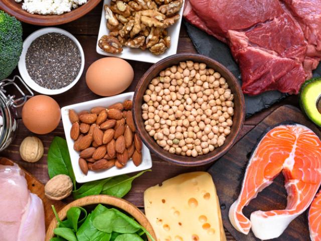 Alimentos con más proteínas: guía completa para tu dieta      https://stock.adobe.com/images/high-protein-food-fish-meat-poultry-nuts-eggs-and-vegetables-healthy-eating-and-diet-concept/195217272?prev_url=detail    alt – Ejemplos de alimentos con más proteínas.   Las proteínas son nutrientes esenciales para el funcionamiento del organismo, sobre todo porque tienen un papel crucial en la construcción y reparación de tejidos, la producción de enzimas y hormonas, y el fortalecimiento del sistema inmunológico. 