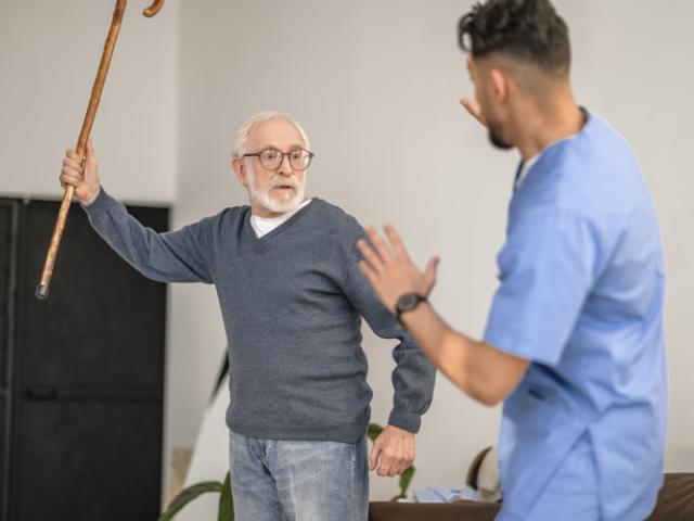 Persona con Alzheimer tiene comportamiento agresivo