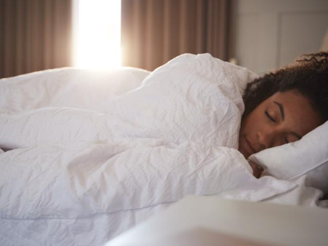 Mujer durmiendo cómoda 