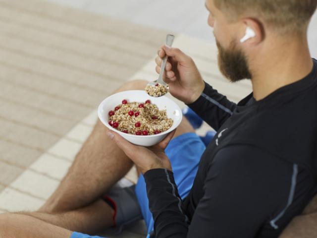 Hombre comiendo antes de entrenar