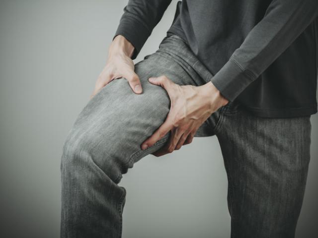 Ejemplo de dolor en los muslos en reposo.