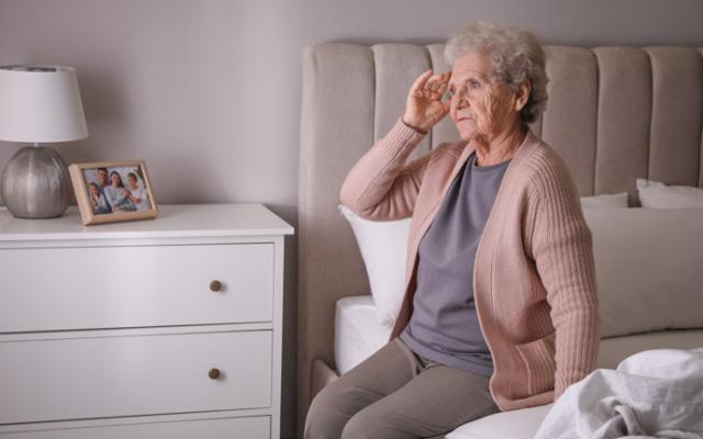 Mujer mayor con deterioro cognitivo grave.