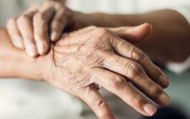 Mujer con síntomas de Parkinson