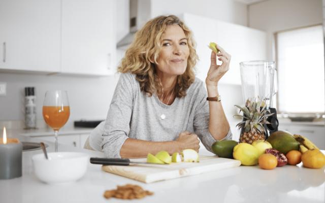 Mujer practicando mindful eating