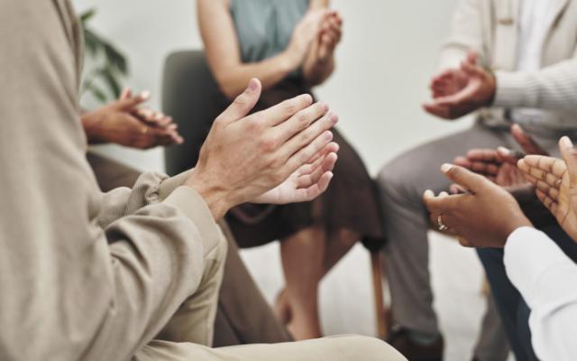 Terapia de grupo de personas que dejaron el alcohol