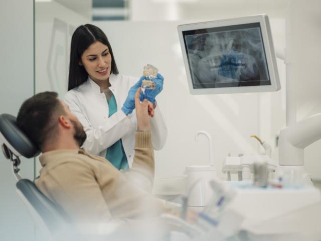 Dentista explica si los implantes dentales causan dolor