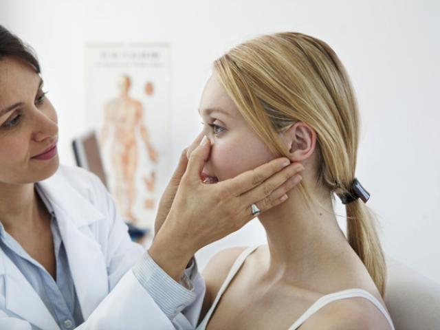 Dermatólogo revisa grano en nariz