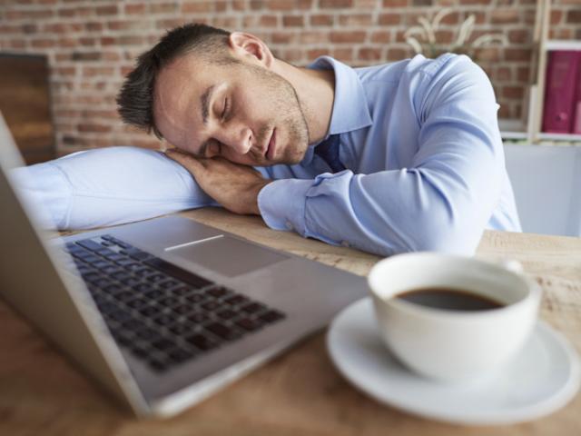 Persona cansada se queda dormida