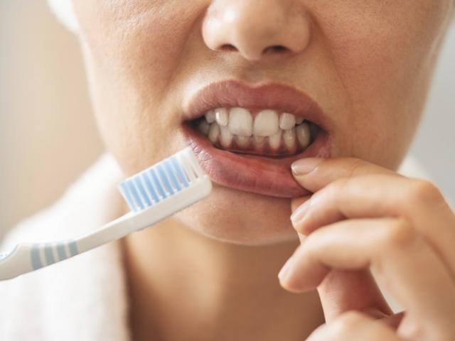 Mujer con sabor a sangre en la boca